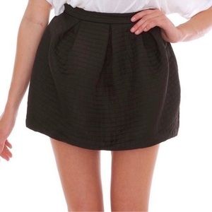 🌸 Lush Black Quilted Skirt With Pleats